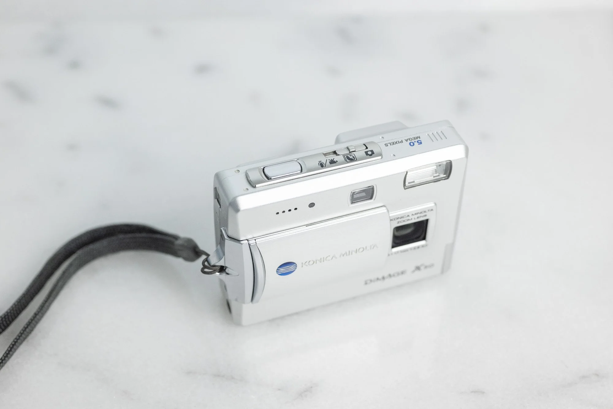 Konica Minolta Dimage X50 with SD Card and Batteries - 5 Megapixel